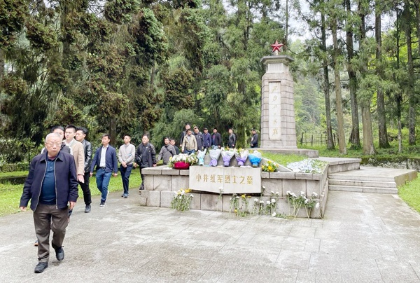 南昌市政建設(shè)集團組織黨員干部上井岡山開展黨史學(xué)習(xí)教育6008.jpg