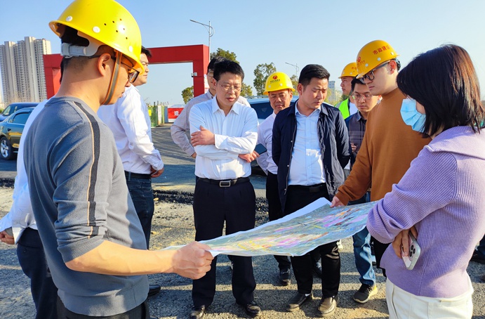 市政公用集團(tuán)劉順保到朱橋東路項(xiàng)目、昌東三路項(xiàng)目、秦坊安置房項(xiàng)目調(diào)研